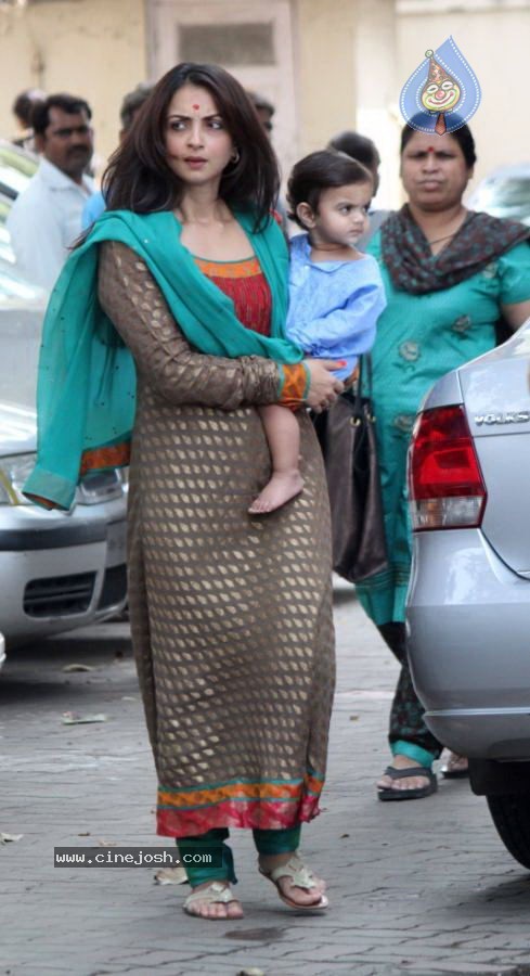 Bolly Celebs at Ganesh Visarjan Event - 7 / 106 photos