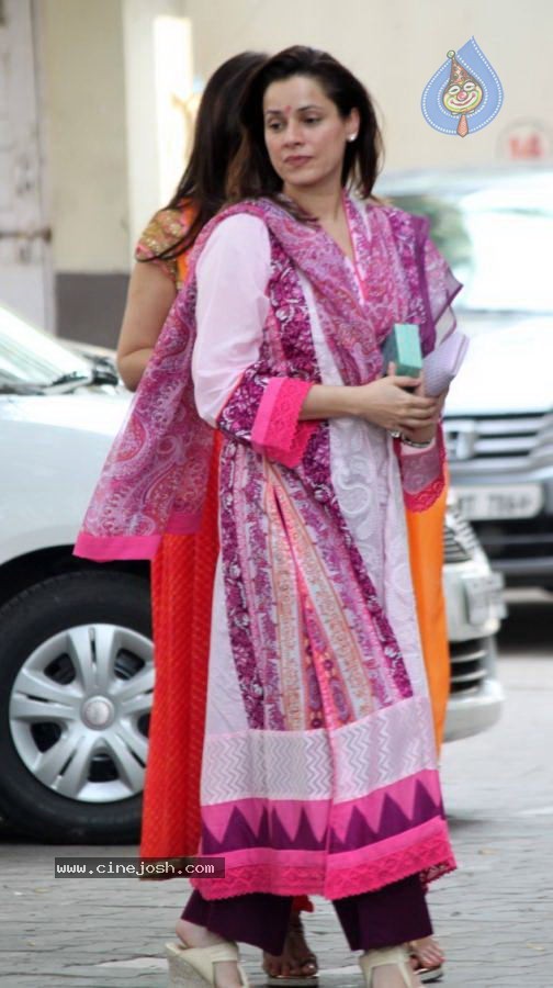 Bolly Celebs at Ganesh Visarjan Event - 14 / 106 photos