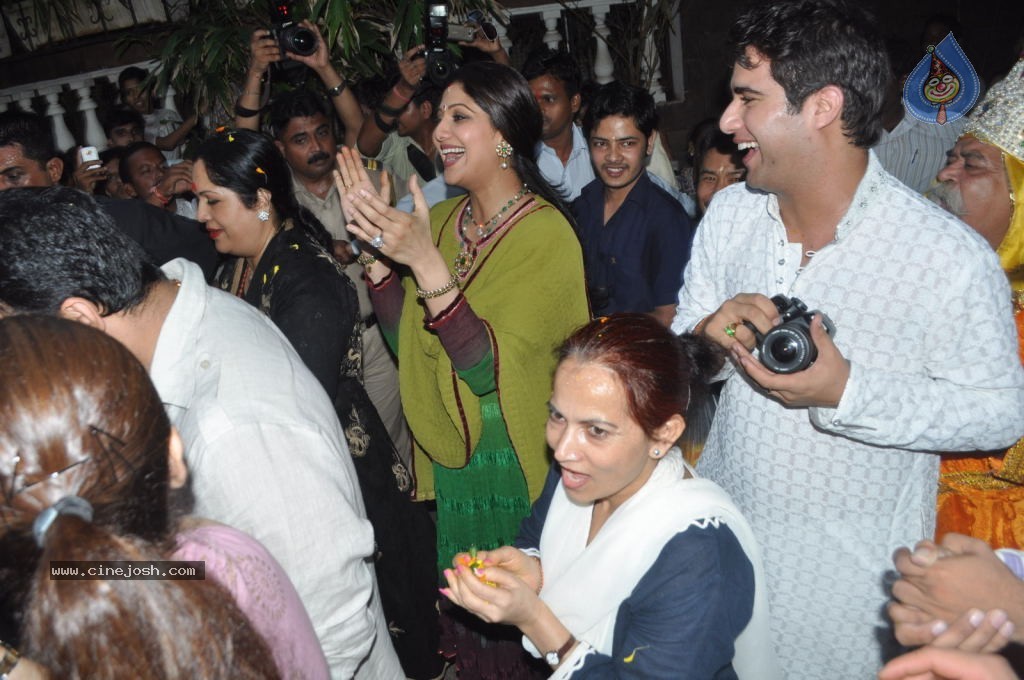 Bolly Celebs at Ganesh Visarjan Event - 16 / 106 photos