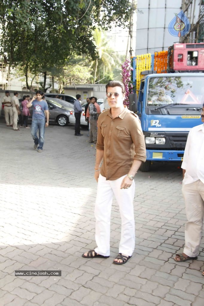 Bolly Celebs at Ganesh Visarjan Event - 17 / 106 photos