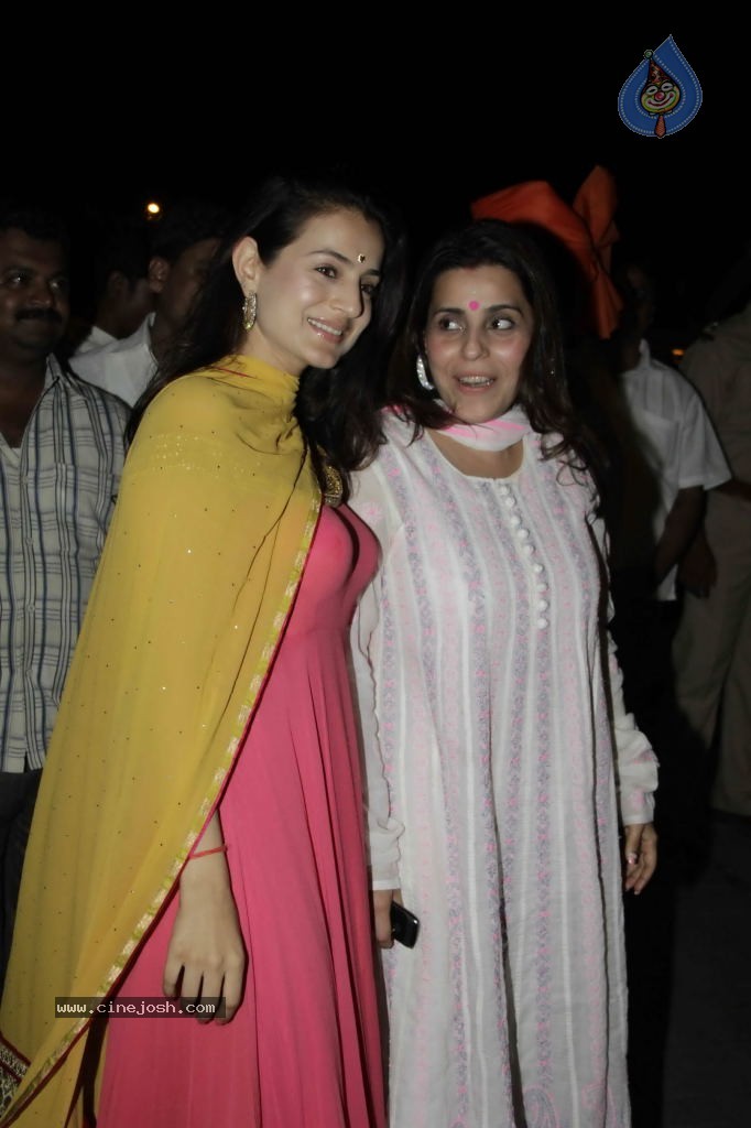 Bolly Celebs at Ganesh Visarjan Event - 18 / 106 photos