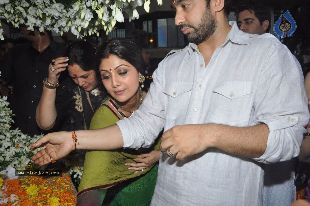 Bolly Celebs at Ganesh Visarjan Event - 24 / 106 photos