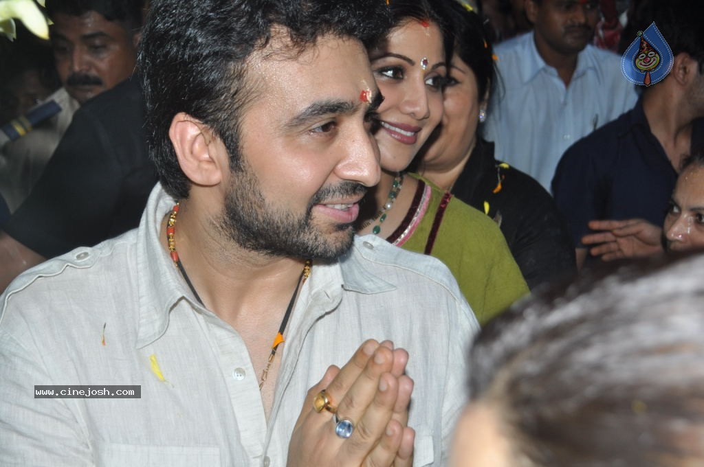 Bolly Celebs at Ganesh Visarjan Event - 26 / 106 photos