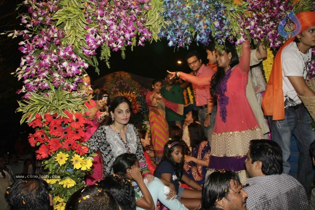 Bolly Celebs at Ganesh Visarjan Event - 43 / 106 photos