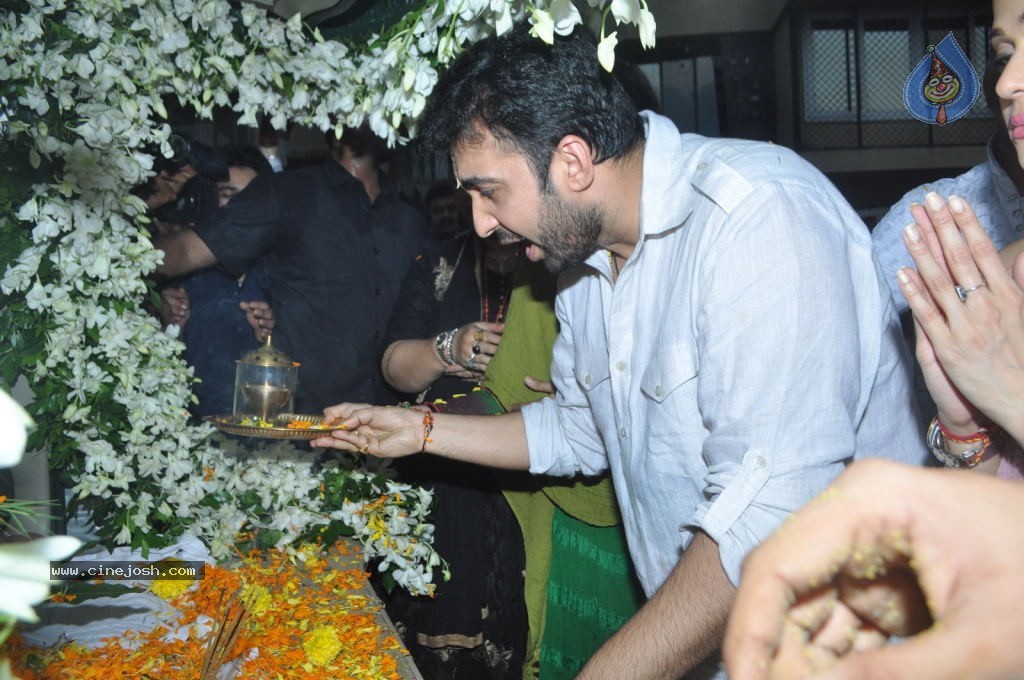 Bolly Celebs at Ganesh Visarjan Event - 46 / 106 photos