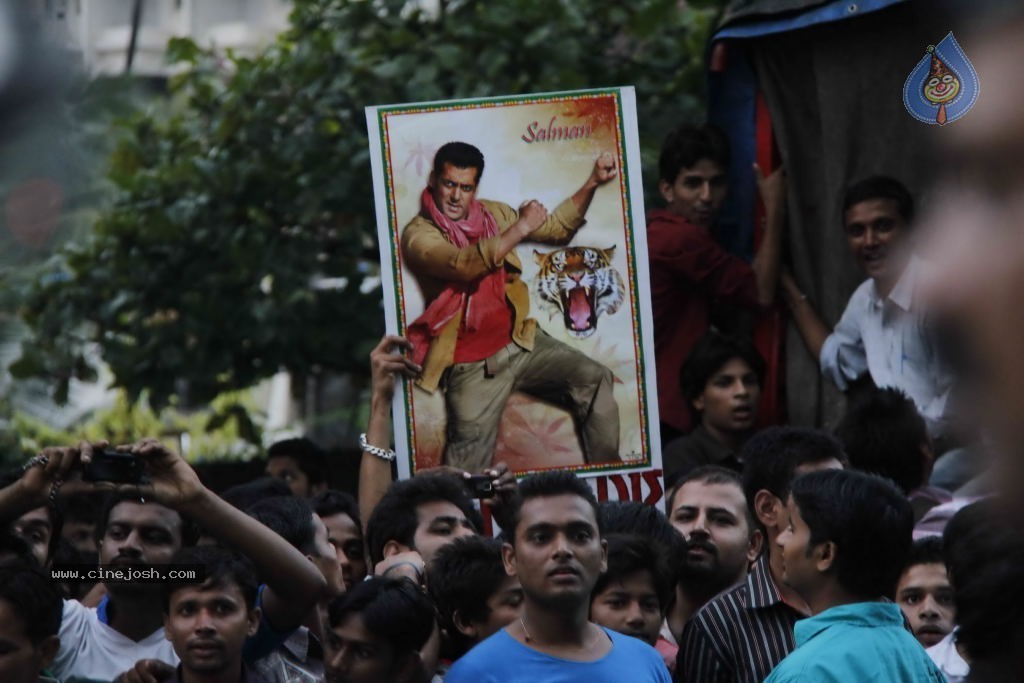 Bolly Celebs at Ganesh Visarjan Event - 47 / 106 photos