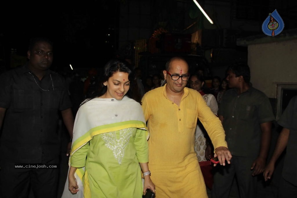 Bolly Celebs at Ganesh Visarjan Event - 54 / 106 photos
