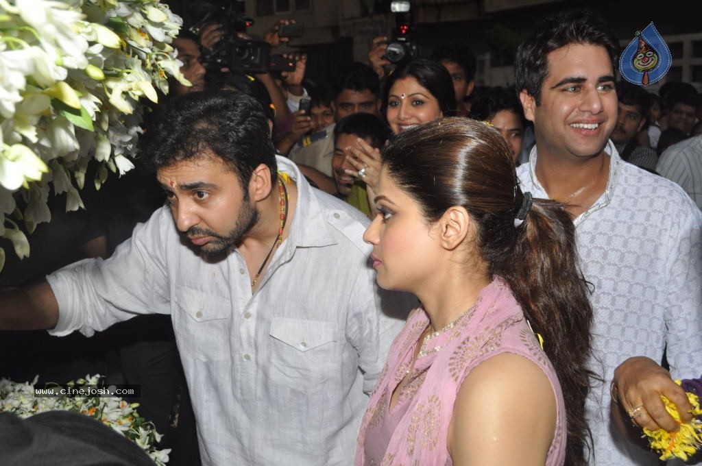 Bolly Celebs at Ganesh Visarjan Event - 62 / 106 photos