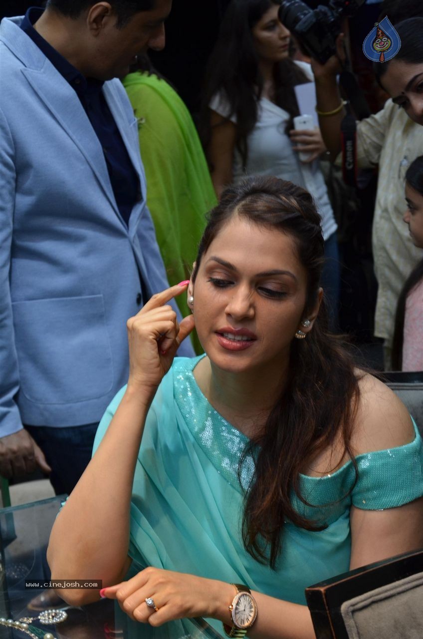 Bolly Celebs at Gehana Jewellers Event - 9 / 42 photos