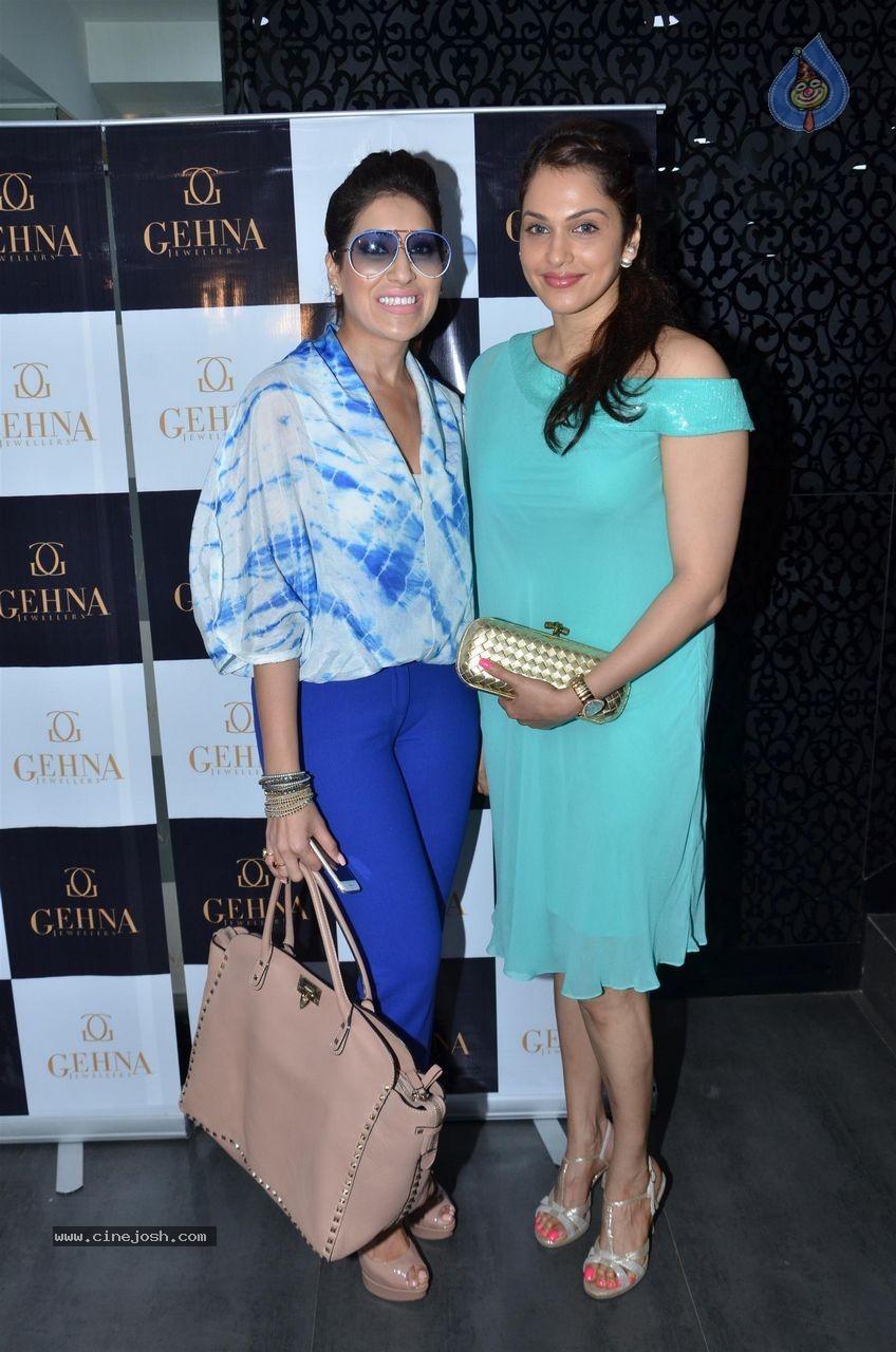 Bolly Celebs at Gehana Jewellers Event - 33 / 42 photos