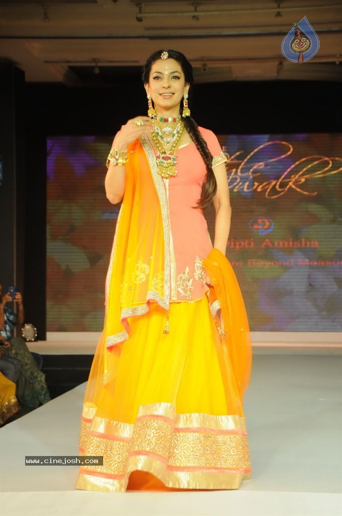 Bolly Celebs at Glamour Style Walk Fashion Show - 26 / 46 photos