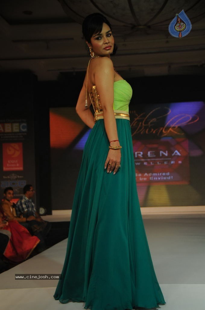 Bolly Celebs at Glamour Style Walk Fashion Show - 34 / 46 photos