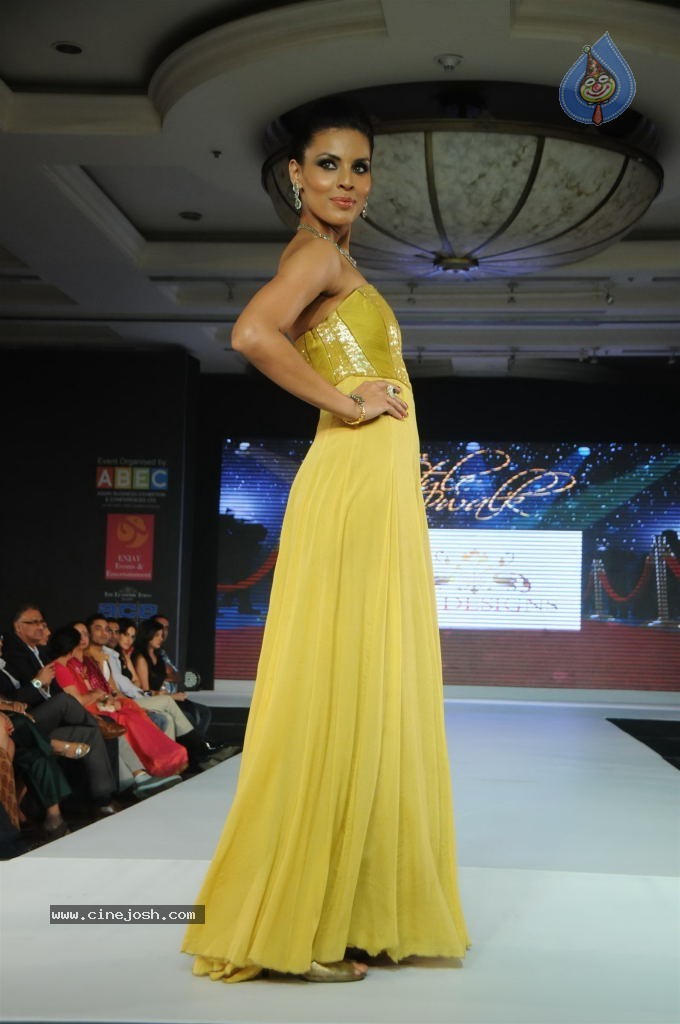 Bolly Celebs at Glamour Style Walk Fashion Show - 37 / 46 photos