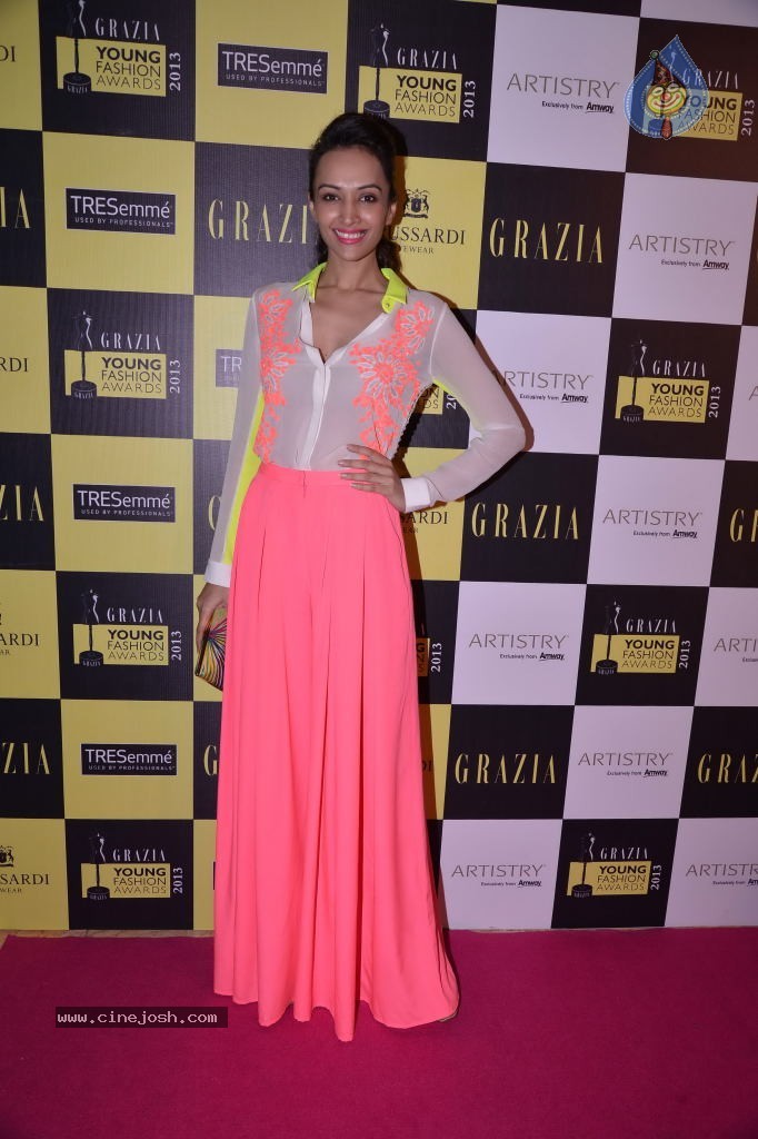 Bolly Celebs at Grazia Young Fashion Awards - 15 / 37 photos