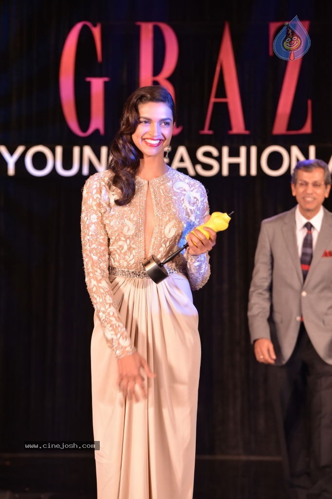 Bolly Celebs at Grazia Young Fashion Awards - 16 / 37 photos