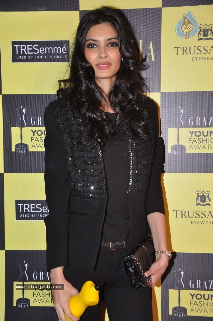 Bolly Celebs at Grazia Young Fashion Awards - 28 / 37 photos