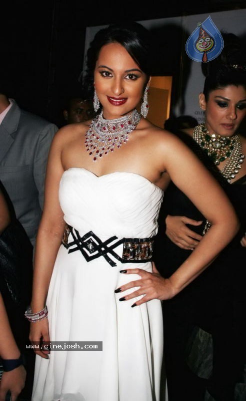 Bolly Celebs at HDIL India Couture Week Day 2 - 6 / 109 photos