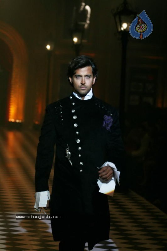 Bolly Celebs at HDIL India Couture Week Day 2 - 35 / 109 photos