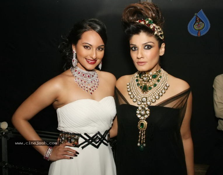 Bolly Celebs at HDIL India Couture Week Day 2 - 49 / 109 photos