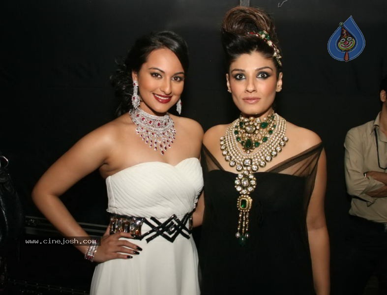 Bolly Celebs at HDIL India Couture Week Day 2 - 79 / 109 photos