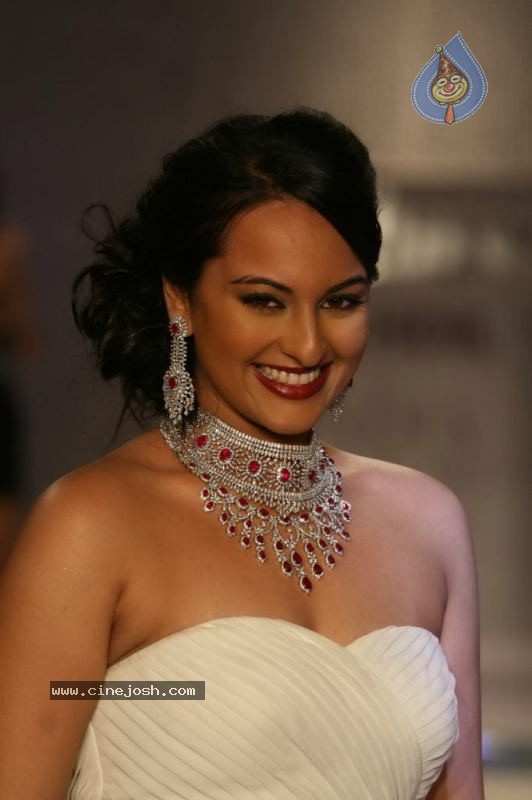Bolly Celebs at HDIL India Couture Week Day 2 - 108 / 109 photos