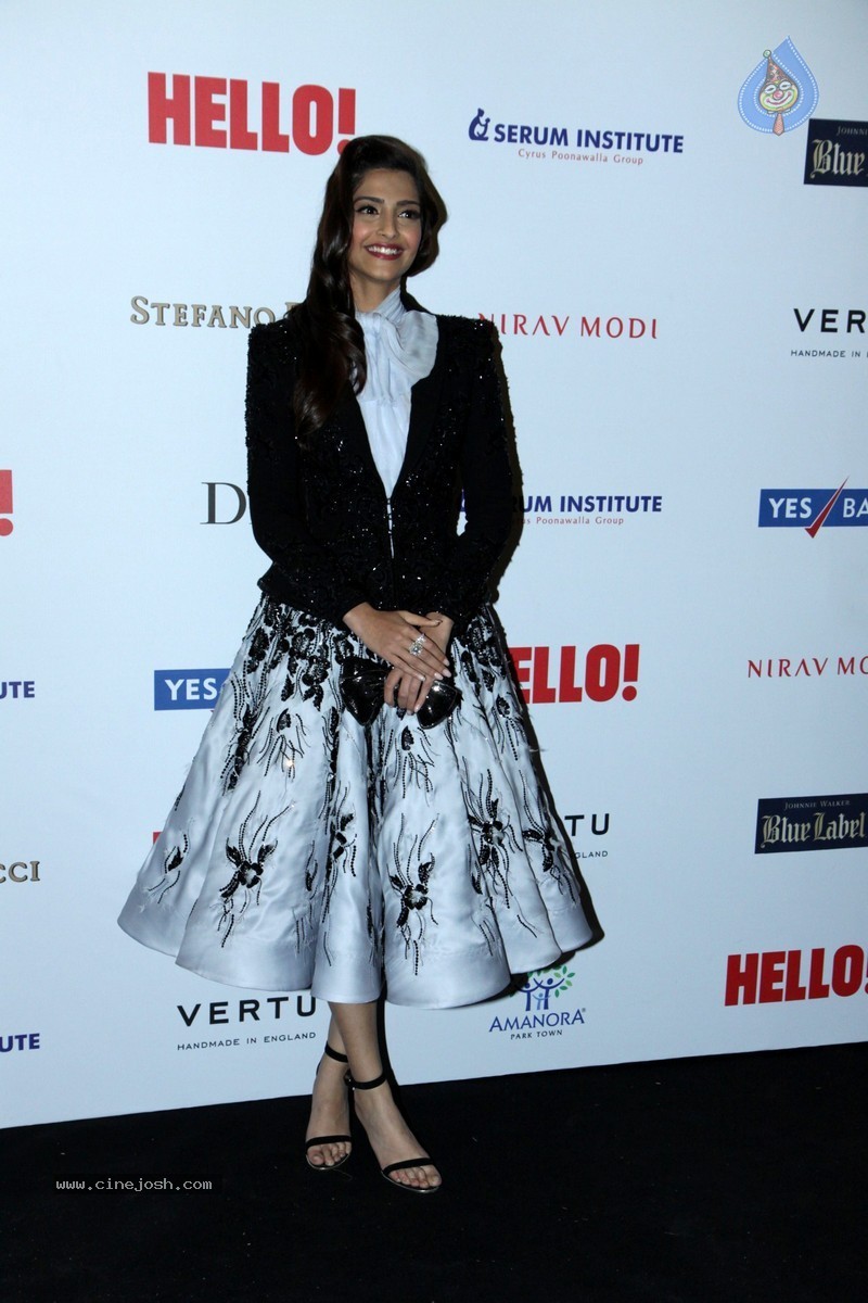 Bolly Celebs at Hello! Hall of Fame Awards - 28 / 152 photos