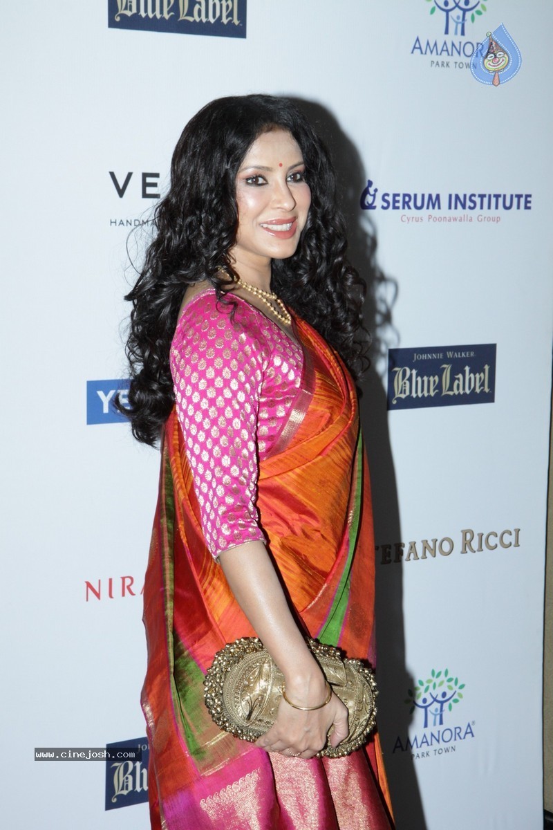 Bolly Celebs at Hello! Hall of Fame Awards - 51 / 152 photos