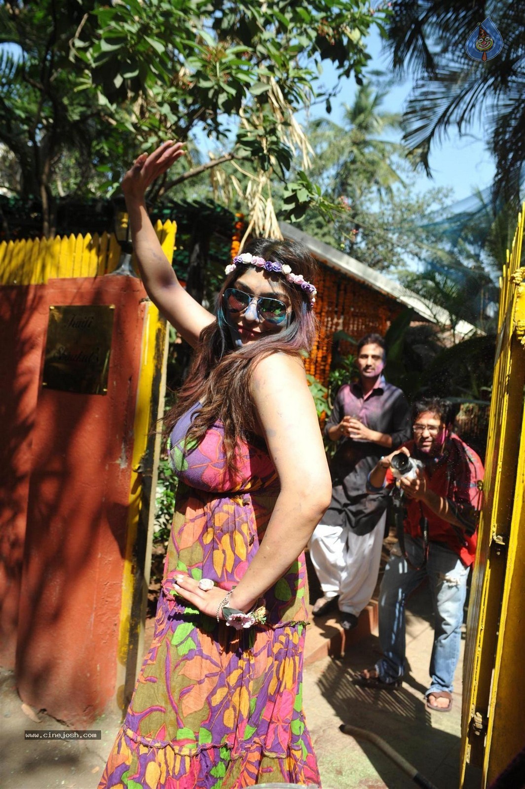 Bolly Celebs at Holi 2015 Celebrations - 11 / 73 photos