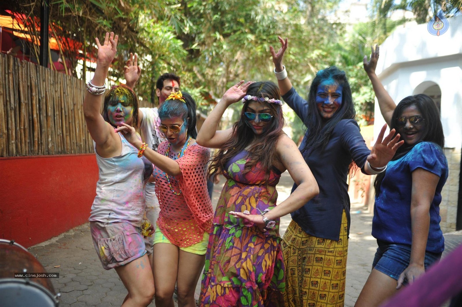 Bolly Celebs at Holi 2015 Celebrations - 15 / 73 photos