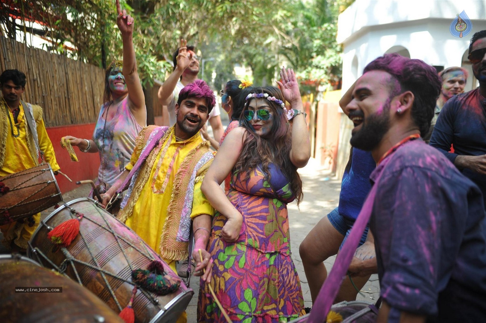 Bolly Celebs at Holi 2015 Celebrations - 32 / 73 photos