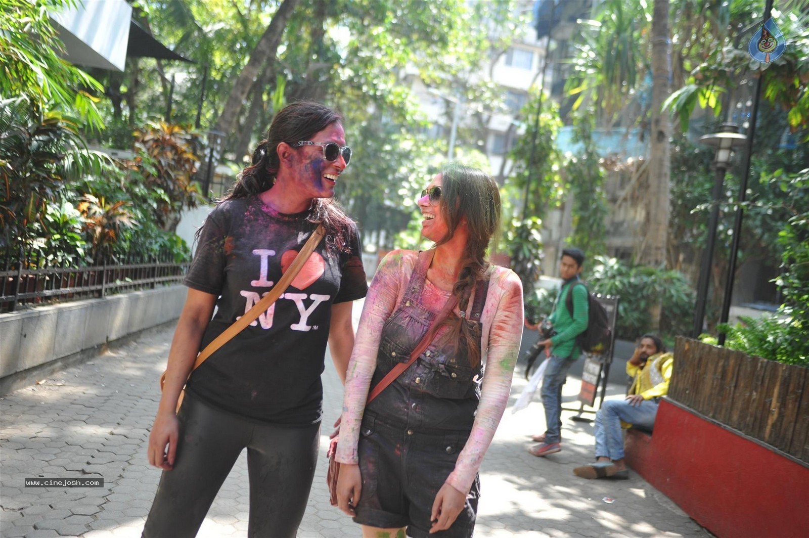 Bolly Celebs at Holi 2015 Celebrations - 35 / 73 photos