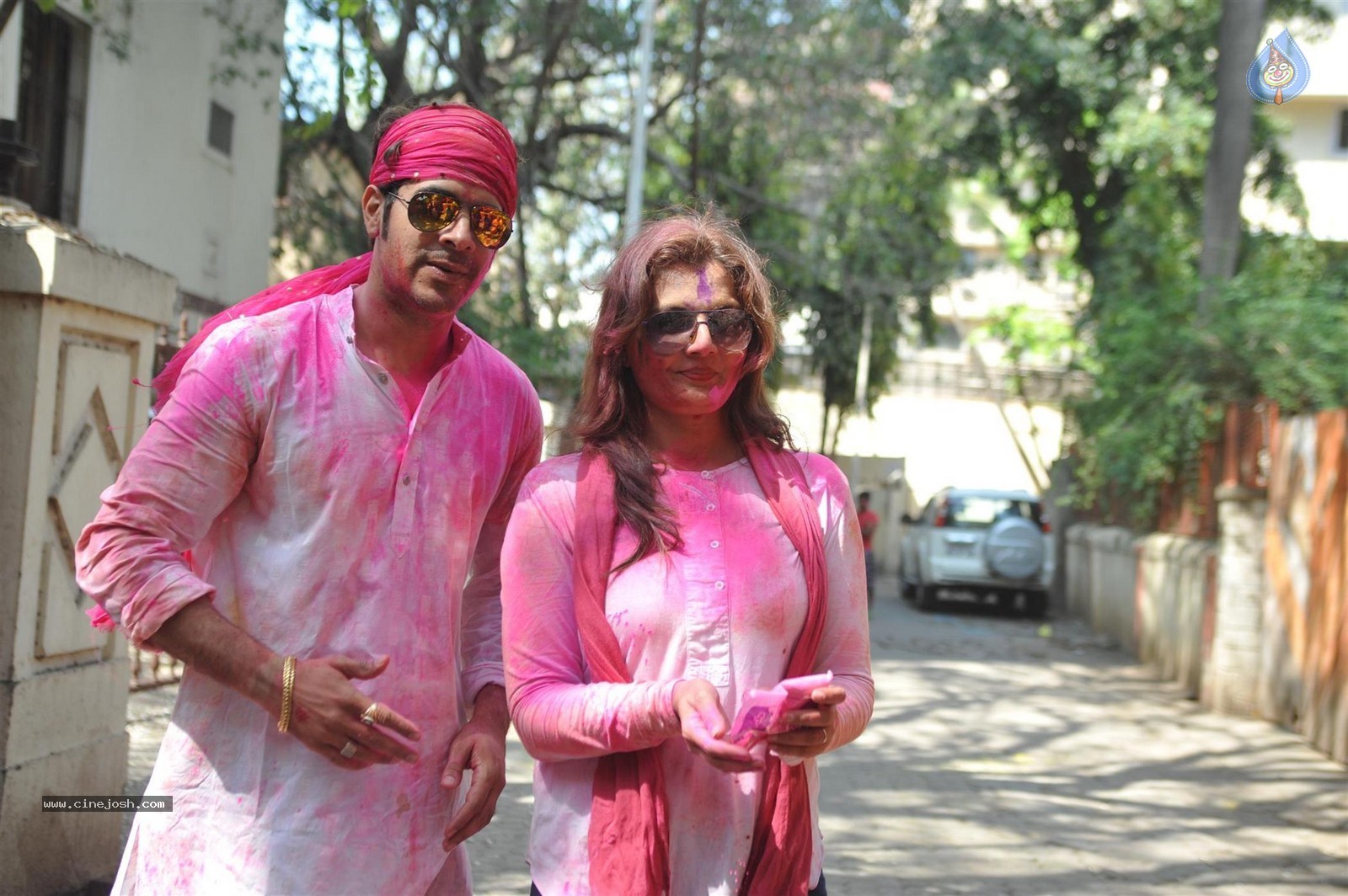 Bolly Celebs at Holi 2015 Celebrations - 51 / 73 photos