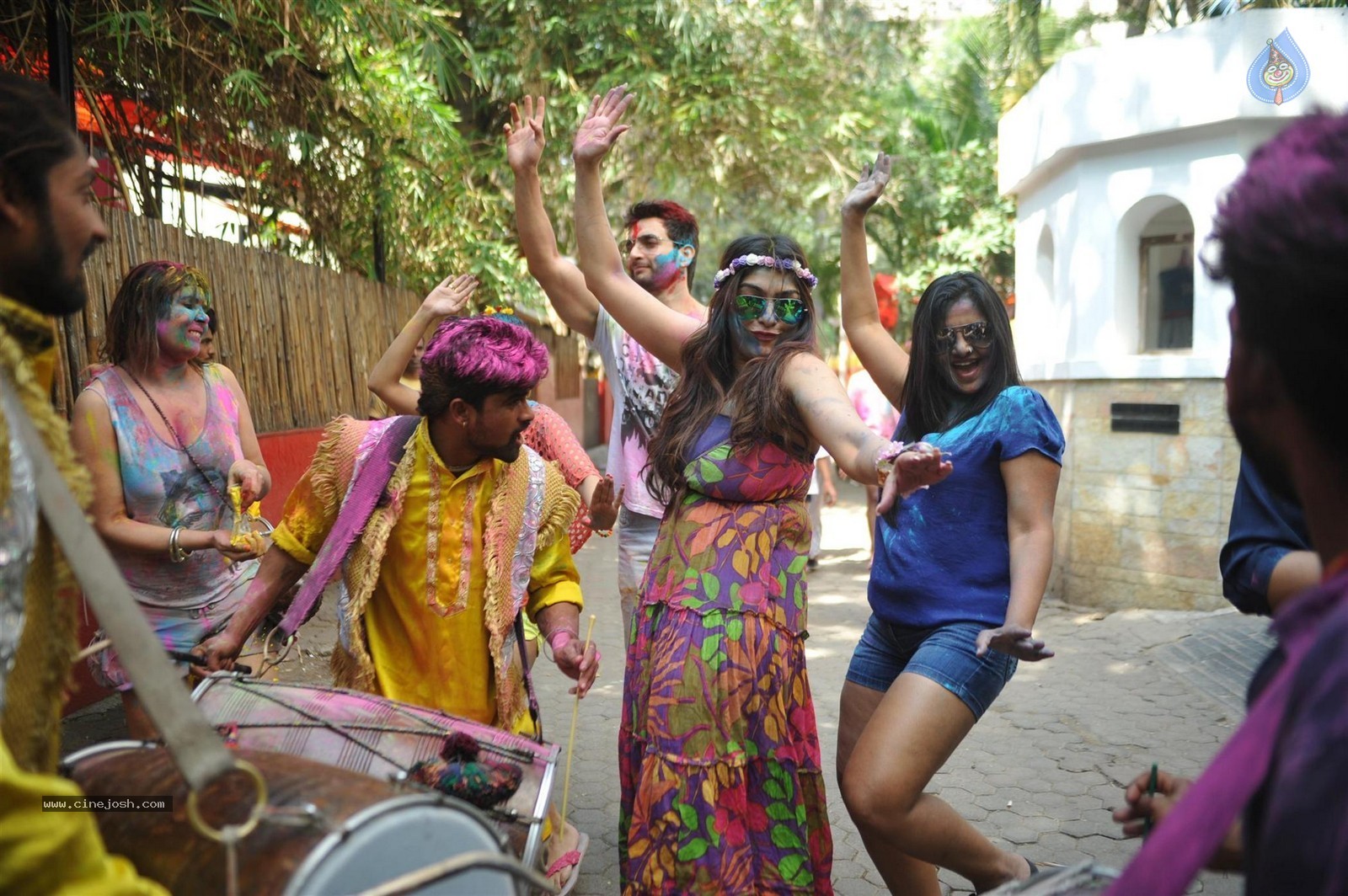 Bolly Celebs at Holi 2015 Celebrations - 52 / 73 photos