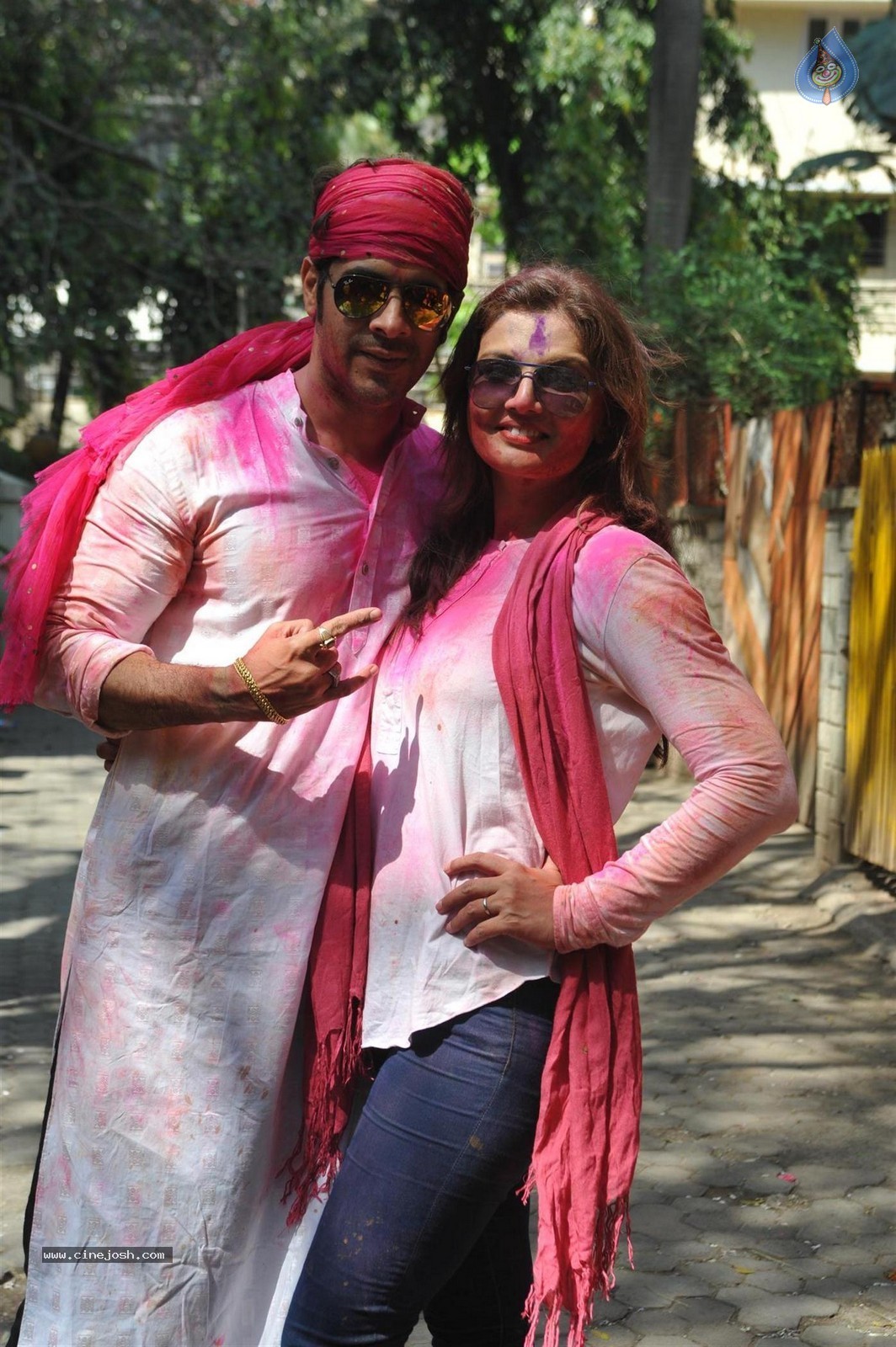 Bolly Celebs at Holi 2015 Celebrations - 58 / 73 photos