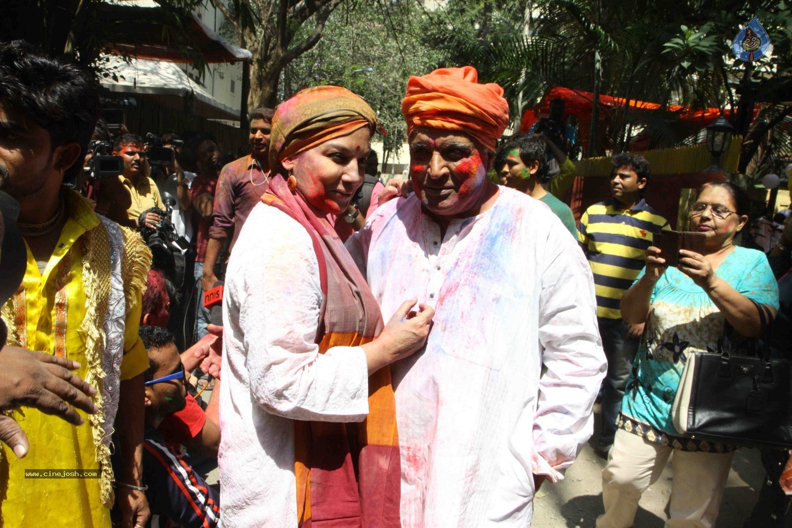 Bolly Celebs at Holi 2015 Celebrations - 66 / 73 photos