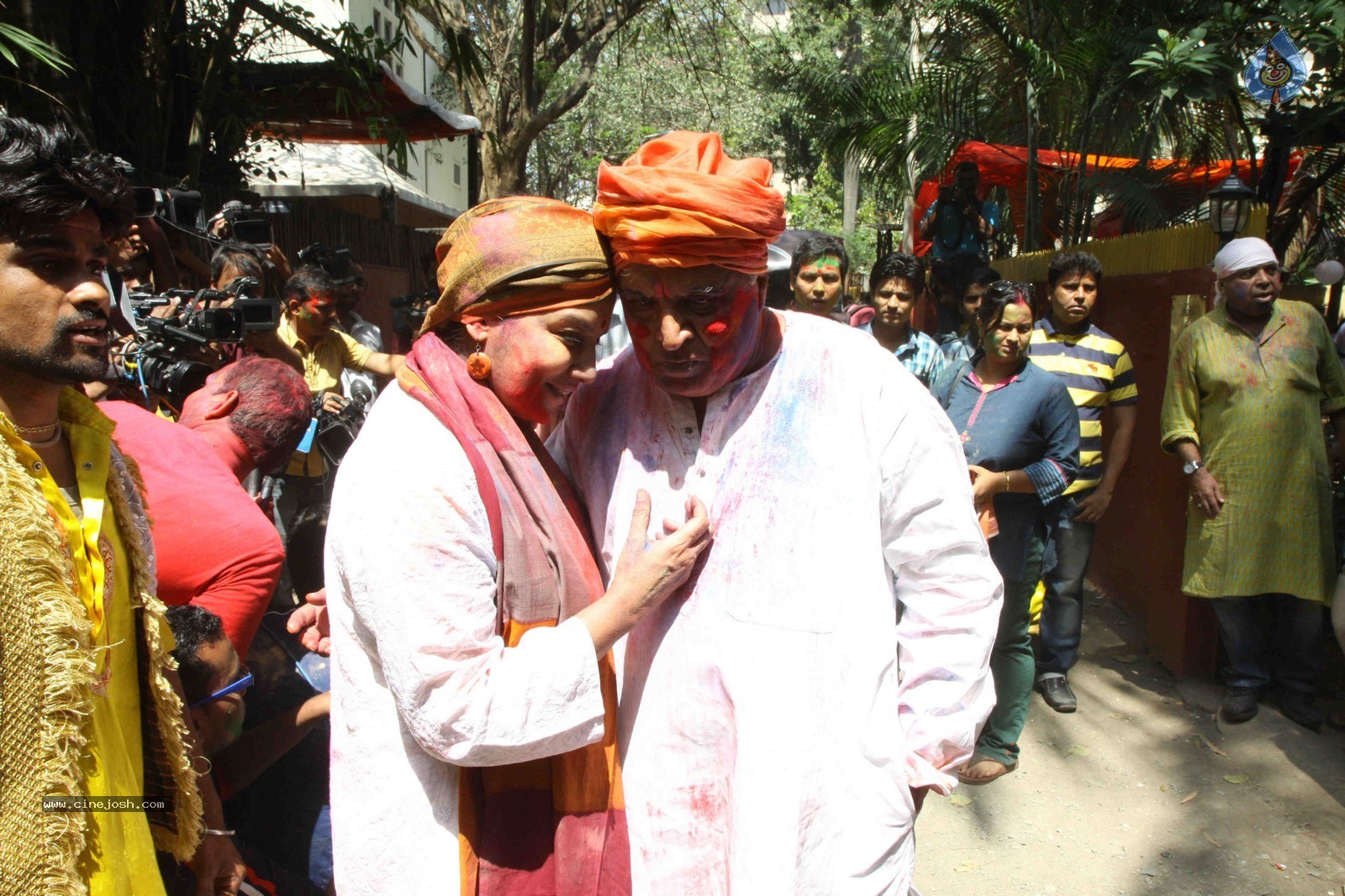 Bolly Celebs at Holi 2015 Celebrations - 70 / 73 photos