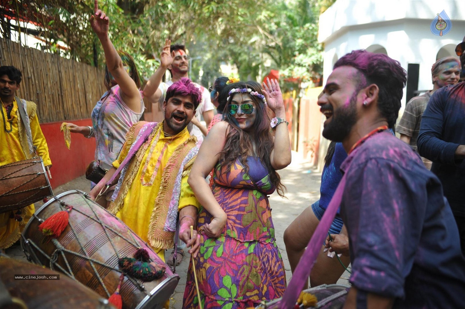 Bolly Celebs at Holi 2015 Celebrations - 71 / 73 photos