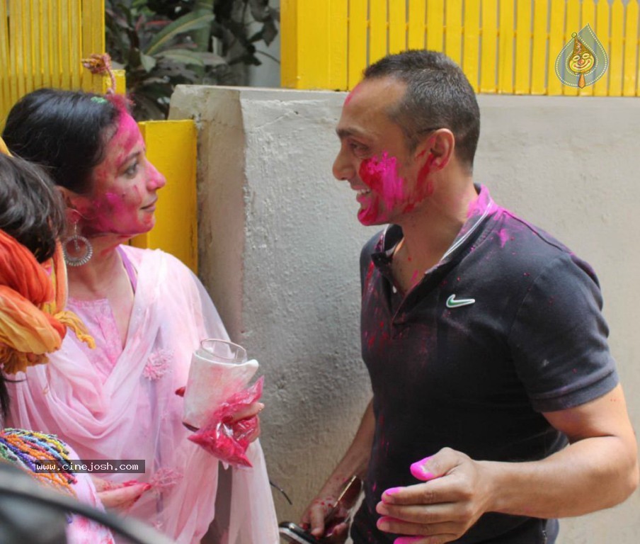 Bolly Celebs at Holi Celebrations - 12 / 103 photos