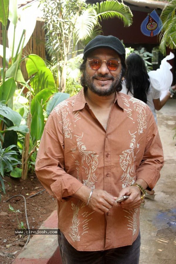 Bolly Celebs at Holi Celebrations - 91 / 103 photos