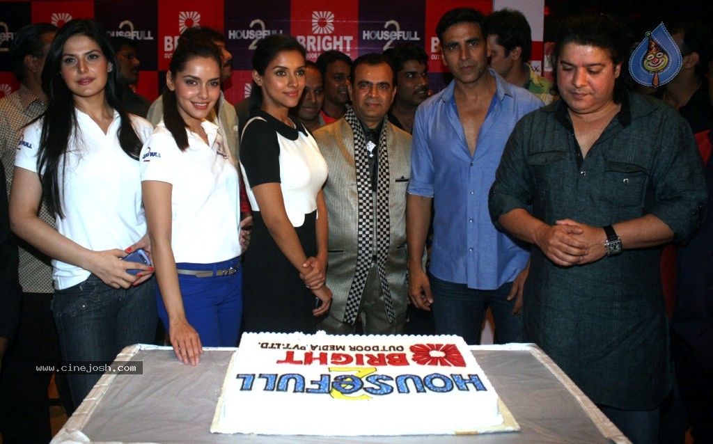 Bolly Celebs at Housefull 2 Special Show - 22 / 57 photos