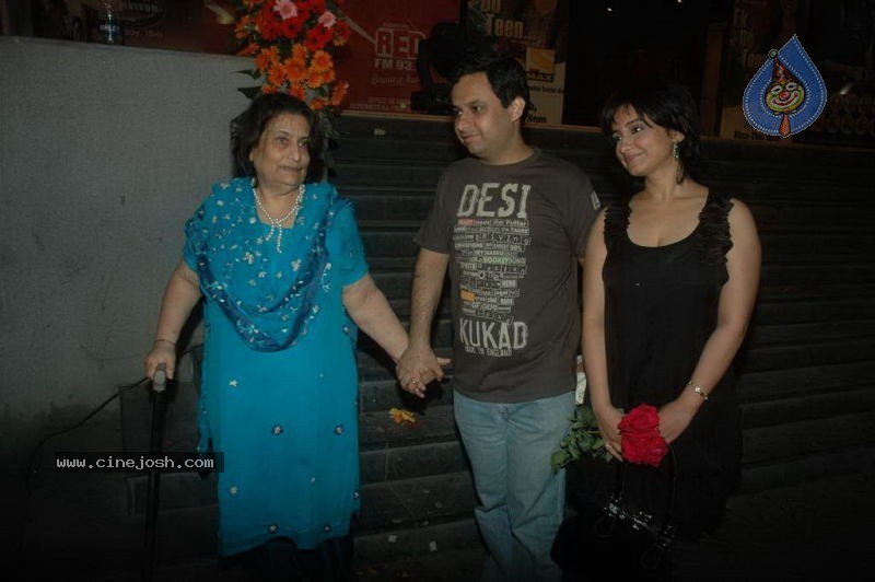 Bolly Celebs at Hum Dono Movie Premiere - 72 / 132 photos