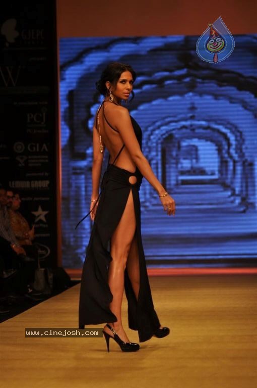 Bolly Celebs at IIJW 2012 Day 1 - 13 / 143 photos