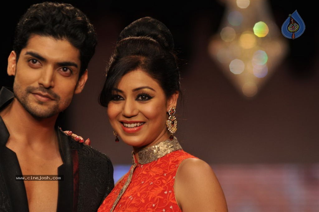 Bolly Celebs at IIJW 2012 Day 1 - 20 / 143 photos