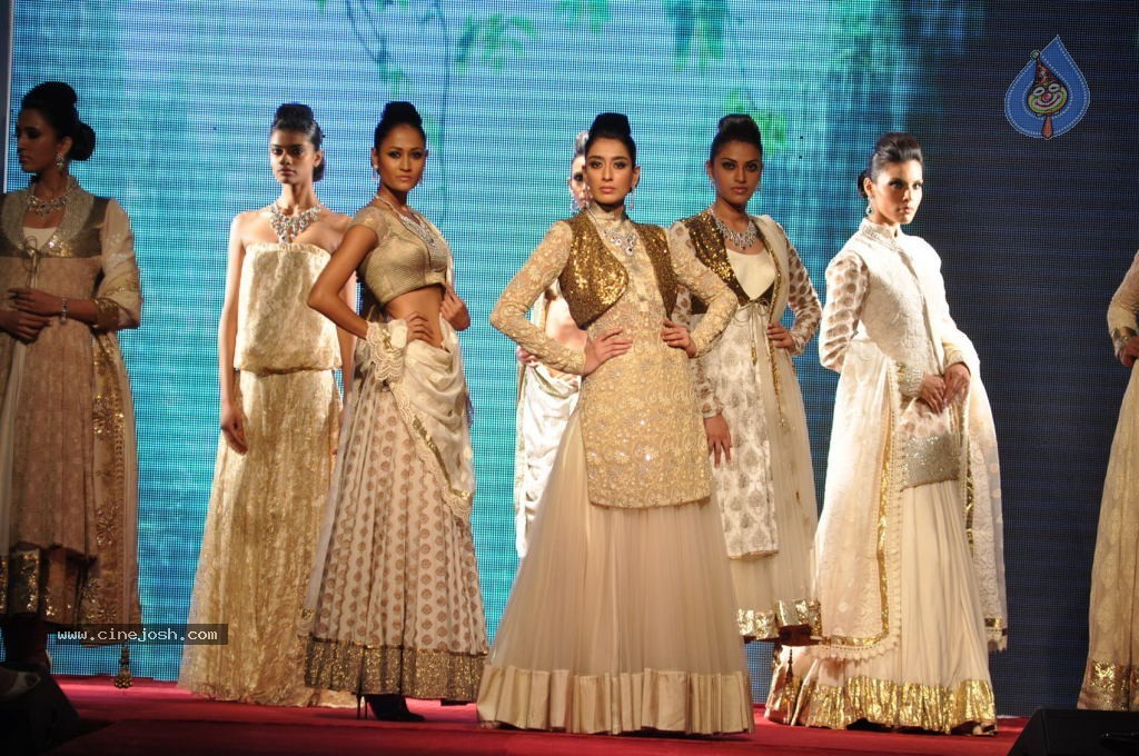 Bolly Celebs at IIJW 2012 Day 1 - 22 / 143 photos