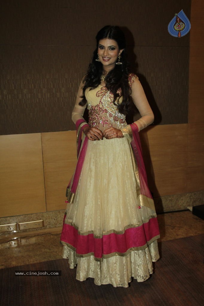 Bolly Celebs at IIJW 2012 Day 1 - 25 / 143 photos