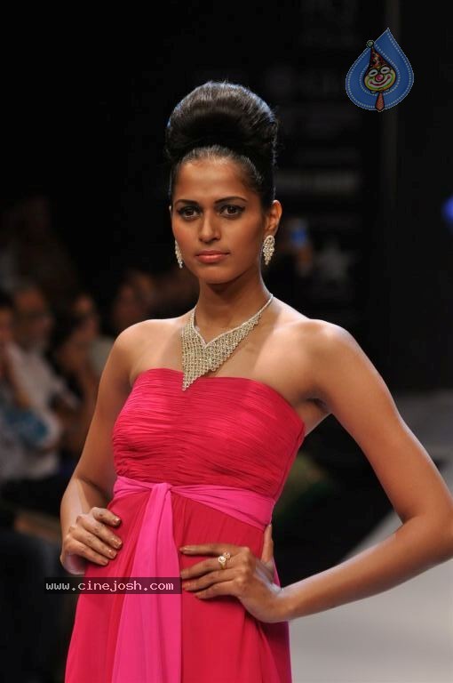 Bolly Celebs at IIJW 2012 Day 1 - 40 / 143 photos