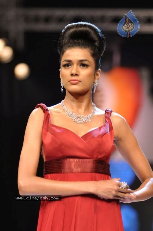Bolly Celebs at IIJW 2012 Day 1 - 46 / 143 photos