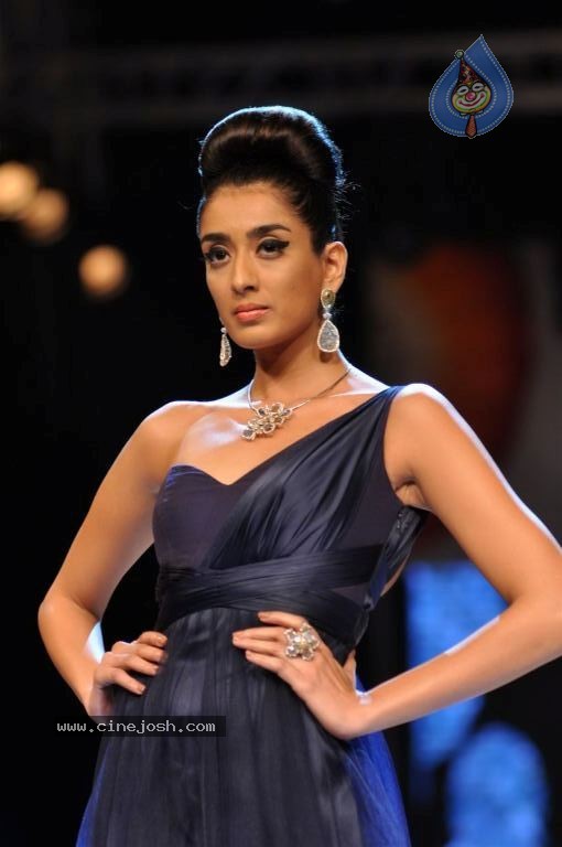 Bolly Celebs at IIJW 2012 Day 1 - 49 / 143 photos