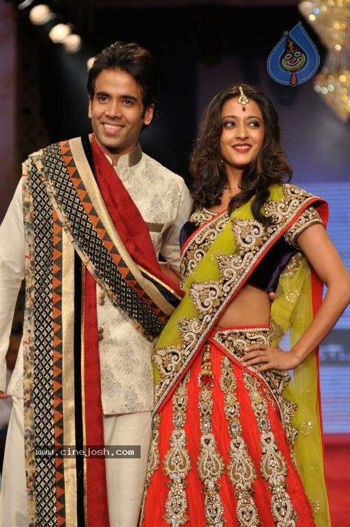 Bolly Celebs at IIJW 2012 Day 1 - 52 / 143 photos