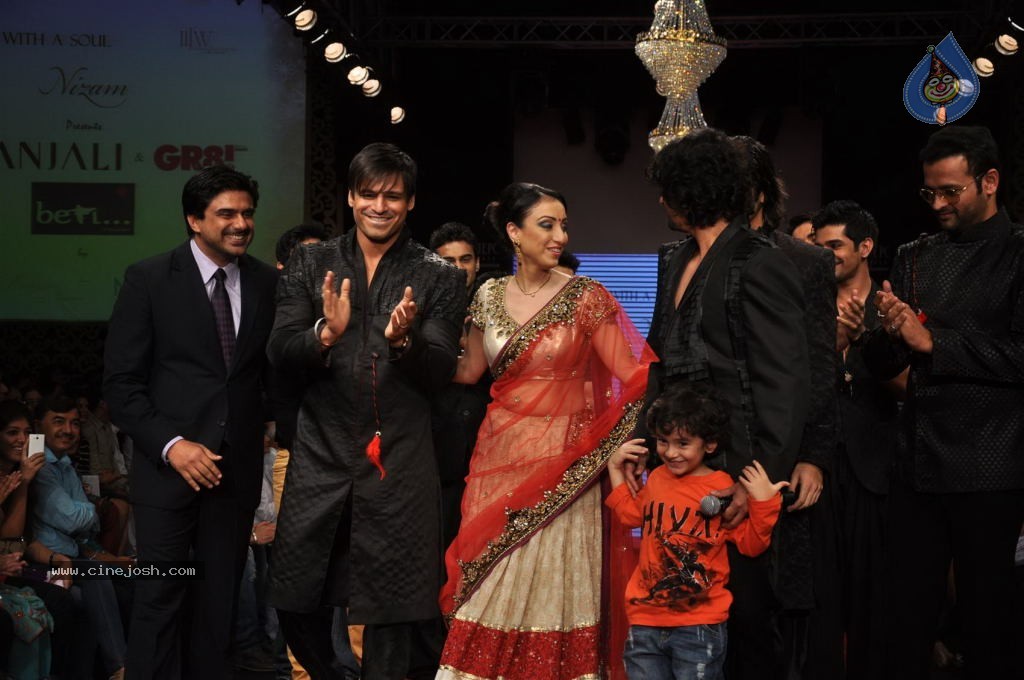 Bolly Celebs at IIJW 2012 Day 1 - 55 / 143 photos